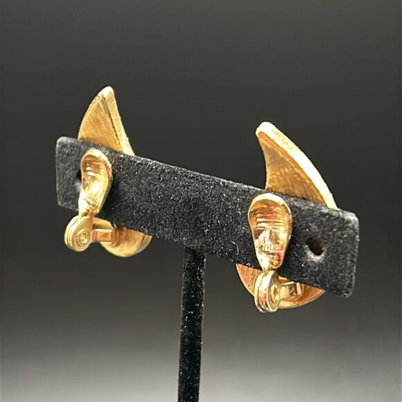 VTG Monet Matte Gold Teadrop Leaf Clip On Earrings - Picture 2 of 5